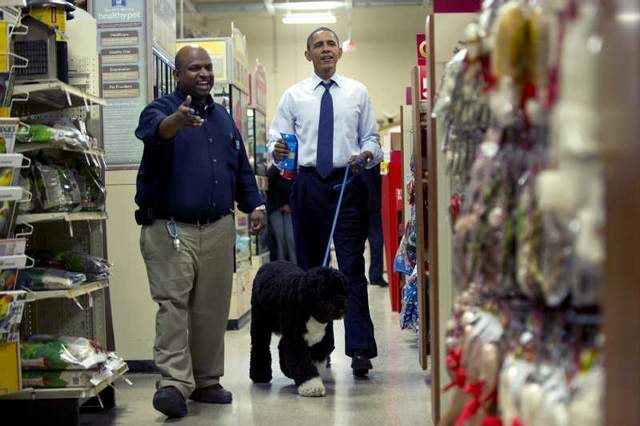 اوباما در حال خرید لوازم سال نو برای سکش 