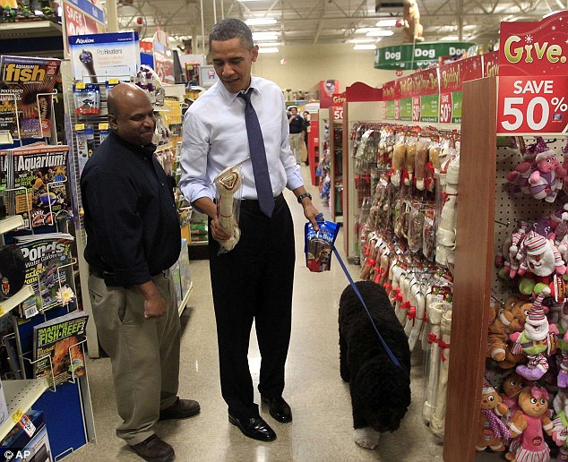 اوباما در حال خرید لوازم سال نو برای سکش 