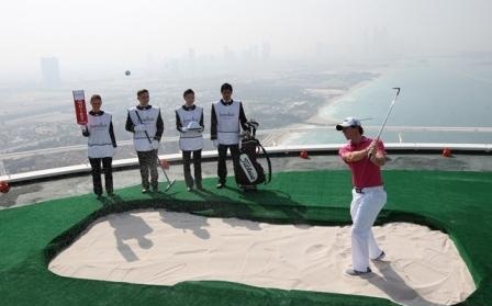 گلف بازی در ارتفاع 320 متری (عکس) 