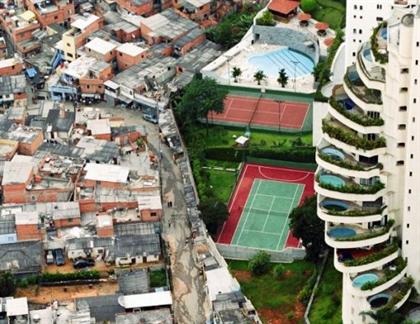 عجیب‌ترین مرز بین ثروتمندان و فقرای یک شهر! + عکس