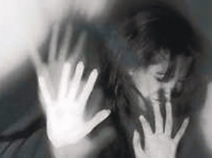 دختر جوانی که 40 روز در یک قفس مورد اذیت و آزار جنسی قرار گرفت