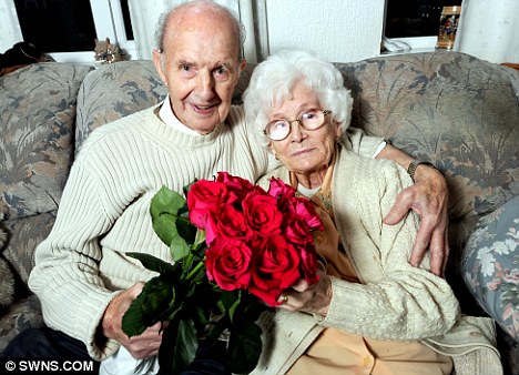 مردی که ۷۰ سال برای همسرش گل خرید+‌تصویر