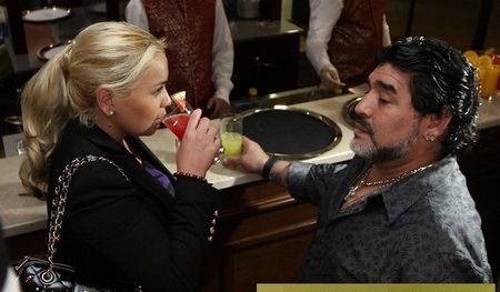 مارادونا با نامزد جدیدش در خیابانهای دبی آفتابی شد/عکس