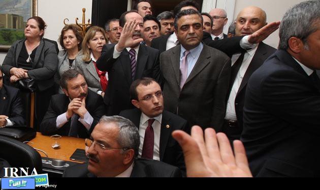 زد و خورد نمایندگان مجلس تركیه + تصاویر