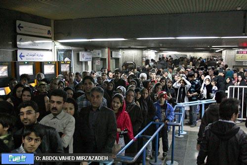 عکس هایی از شلوغی های مترو در شب عید 