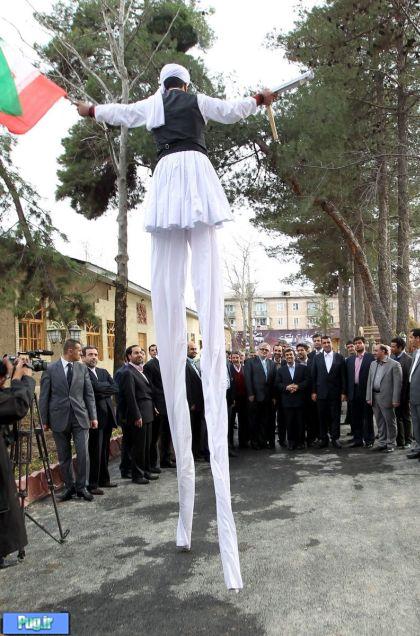 استقبال مرد شش متری از احمدی‌نژاد /عکس