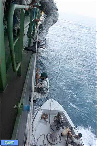 تصاویر: اسارت 12 دزد دریایی توسط ارتش