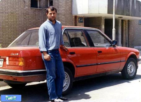 علی پروین در جوانی در کنار ماشینش 