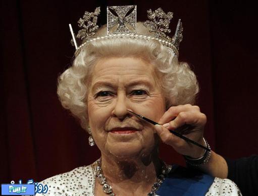 عکسی از ملکه انگلیس در حال گریم