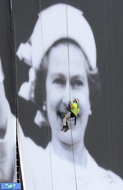 نصب بزرگ ترین پوستر ملکه انگلیس در لندن+عکس