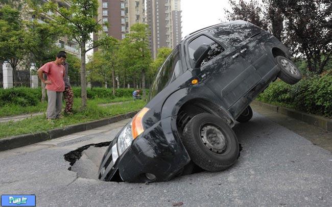 عکس: فرو رفتن یک ماشین در حفره خیابانی 