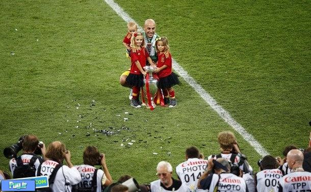 حضور همسر و فرزندان بازیکنان اسپانیا در جشن پیروزی+عکس