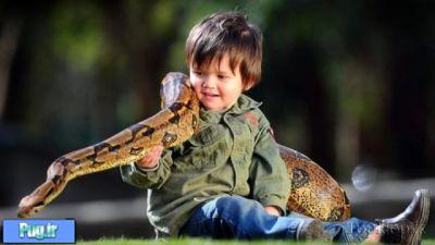 بازی بچه 2 ساله با حیوانات وحشی 