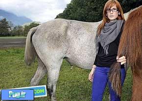 زنی که دم اسب می دزدید+عکس