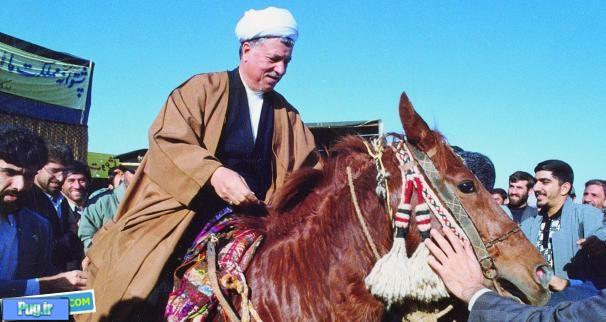 هاشمی رفسنجانی در حال اسب سواری