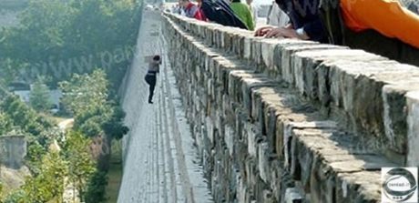  زنی که برای نپرداختن بلیط از دیوار 21 متری بالا رفت + تصویر 