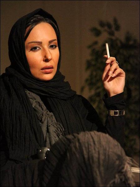 پرستو صالحی در حال سیگار کشیدن در فیلم فصل / عکس