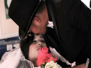 یک داماد تایلندی در کنار جسد عروس جان باخته خود جشن گرفت