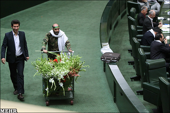 پخش گل با چرخ دستی در مجلس + عکس